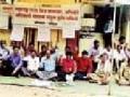 वीज कर्मचाऱ्यांचे धरणे - Marathi News | To hold power workers | Latest gondia News at Lokmat.com