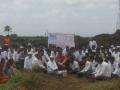 नुकसान भरपाईसाठी 200 शेतकऱ्यांचे उपोषण - Marathi News | 200 farmers' hunger strike to compensate | Latest maharashtra News at Lokmat.com