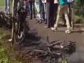 VIDEO : विद्युत प्रवाहाची केबल पडल्याने सहा मोटारसायकली जळून खाक - Marathi News | VIDEO: Six motorcycles burned down due to electric current cable | Latest maharashtra News at Lokmat.com