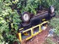 ‘वडाप’ खड्ड्यात कोसळून आठ जखमी ! - Marathi News | Eight injured in 'Vadap' collapsing | Latest maharashtra News at Lokmat.com
