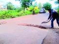 साप्ताहिक सुटीत भरले रस्त्यावरील खड्डे - Marathi News | Roads filled with weekly holidays | Latest satara News at Lokmat.com