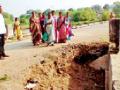 पुलाला भगदाड... - Marathi News | Bridge break | Latest vardha News at Lokmat.com