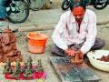 मातीची गणेशमूर्ती बनवून गावात मोफत वाटप - Marathi News | Free allocation of the land to the Ganesh idol of the soil | Latest nashik News at Lokmat.com