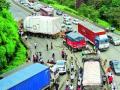 ट्रेलर बंद पडल्याने द्रुतगती महामार्ग ठप्प - Marathi News | Highway jam due to closure of the trailer | Latest maharashtra News at Lokmat.com