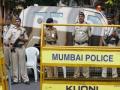 नाशिकमध्ये पोलिसाच्या अंगावर घातली रिक्षा - Marathi News | Rickshaw laid on policemen in Nashik | Latest maharashtra News at Lokmat.com