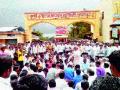 नामपूर येथे शेतकऱ्यांचा चक्काजाम - Marathi News | Farmers' drive in Nimpur | Latest nashik News at Lokmat.com