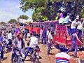 सटाण्यात शेतकऱ्यांनी कांदा फेकला रस्त्यावर - Marathi News | On the road on the Kanda Falka road | Latest nashik News at Lokmat.com