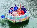बाटल्यांच्या होडीतून विसर्जन - Marathi News | Discharge of bottles in the boat | Latest nashik News at Lokmat.com