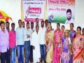 व्यथा मांडताना अश्रूंचा बांध फुटला.. - Marathi News | Tears of the tears broke out while presenting sadness. | Latest mumbai News at Lokmat.com