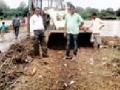 करपडा घाट पुलावरील कचरा जेसीबीने काढला - Marathi News | JCB trashed garbage at Karpada Ghat bridge | Latest gadchiroli News at Lokmat.com