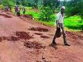 खड्डे बुजविण्याच्या कामाला सुरुवात - Marathi News | Begin the task of burning potholes | Latest nashik News at Lokmat.com