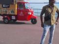 भारतीय वंशाचा इंजिनीयर रिक्षा घेऊन पोहोचला इंग्लंडला - Marathi News | Indian engineer rickshaw arrives with an autorickshaw | Latest national News at Lokmat.com