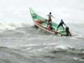 मच्छिमार बोट समुद्रात बुडाली, १४ जणांना वाचवण्यात यश - Marathi News | Fishermen boat sank in the sea, 14 people saved | Latest maharashtra News at Lokmat.com
