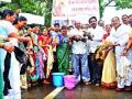 परीट समाजाचे ‘कपडे धुणे’ आंदोलन - Marathi News | Parat Samaj's 'clothes washing' movement | Latest nashik News at Lokmat.com