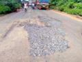रस्त्याच्या डागडुजीत डांबर नावालाच - Marathi News | Road repair by tarbar name | Latest vardha News at Lokmat.com