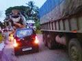 वरसावे पुलावर अवजड वाहने! - Marathi News | Heavy vehicles on the bridge! | Latest maharashtra News at Lokmat.com