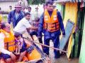 मिठागरपाडा पुरातून ४०० जणांची सुटका - Marathi News | 400 people rescued from Mithagrapada floods | Latest mumbai News at Lokmat.com