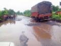 हायवेवरील खड्डे उठले जीवावर - Marathi News | The pits on the highway were lifted | Latest yavatmal News at Lokmat.com