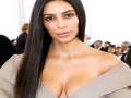 पॅरिसमध्ये मॉडेल किम कर्दाशियनवर अज्ञातांनी रोखली बंदूक - Marathi News | Model gun Kim Kardashian gun in Paris | Latest international News at Lokmat.com