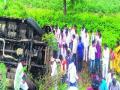 बसच्या अपघातात १ ठार ४0 जखमी - Marathi News | One killed, 40 injured in bus accident | Latest maharashtra News at Lokmat.com