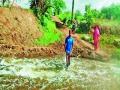 पाण्याच्या प्रवाहाने रस्ता गेला वाहून - Marathi News | The water flow went down the road | Latest pune News at Lokmat.com