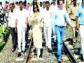 शेतक-यांसाठी रेल्वेगेटचा मार्ग झाला खुला! - Marathi News | Railgate route was opened for farmers. | Latest vashim News at Lokmat.com