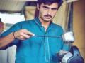 'हिप्नोटाइज' करतोय निळ्या डोळ्यांचा पाकिस्तानी चहावाला - Marathi News | The Pakistani teasers of blue eyes that are 'hinplateizing' | Latest international News at Lokmat.com