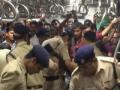 VIDEO : प्रवाशांची अडवणूक करणा-या ग्रुपवर लोकलमध्ये RPF चा लाठीमार - Marathi News | VIDEO: Rampage of the RPF in the locals on the traffic circle group | Latest maharashtra News at Lokmat.com