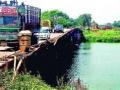 पुलावरून करावा लागतो जीवघेणा प्रवास - Marathi News | Fleet Travel | Latest nashik News at Lokmat.com