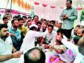 वादग्रस्त अधिकाऱ्याच्या बदलीचे आश्वासन - Marathi News | Assurances relating to the transfer of the dispute | Latest nashik News at Lokmat.com