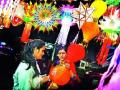 आकाशकंदिलांनी सजली बाजारपेठ - Marathi News | Marketed by the skyline | Latest nashik News at Lokmat.com