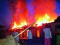मुलखेडला सहा घरे आगीच्या भक्ष्यस्थानी - Marathi News | Six houses of fiery fire are found in Mulkhed | Latest maharashtra News at Lokmat.com