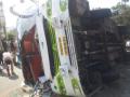 VIDEO : ठाण्यात खासगी बस उलटून 16 प्रवासी जखमी - Marathi News | VIDEO: 16 passengers injured in Thane bus crash | Latest maharashtra News at Lokmat.com