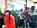 मनमाड : पाचशे, हजारच्या नोटा रद्द झाल्याने रेल्वेस्थानकावर गोंधळ - Marathi News | Manmad: Gaushal at the railway station due to cancellation of five hundred thousand notes | Latest nashik News at Lokmat.com
