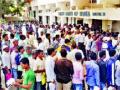 नोटा बदलण्यासाठी झुंबडनागरिकांची धावपळ - Marathi News | To change the currency, there is a runway of the slum dwellers | Latest nashik News at Lokmat.com