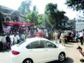 जिल्हाधिकाऱ्यांच्या गाडीला भिवंडीत काळे झेंडे - Marathi News | Black flag flutter in the car of the collector's car | Latest thane News at Lokmat.com