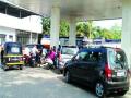 पेट्रोल भरण्यासाठी सुटे पैसे नसल्याने हाल - Marathi News | Because of not having spare money for petrol | Latest raigad News at Lokmat.com