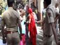 VIDEO - भाईंदर पोलीस ठाण्याच्या आवारात महिला, पुरुषांची हाणामारी - Marathi News | VIDEO - Women and men's tragedy in the premises of Bhaindar police station-1 | Latest maharashtra Videos at Lokmat.com