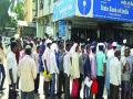बँकासह एटीएमच्या रांगेचा मनस्ताप संपेना - Marathi News | Ending the hassle of the ATM queue with banks | Latest maharashtra News at Lokmat.com