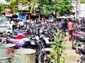 बॅँकांच्या गर्दीने वाहतूक कोंडी - Marathi News | Traffic collision with banks' crowd | Latest nashik News at Lokmat.com