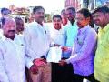 कांदा उत्पादकांचा रास्ता रोको - Marathi News | Stop the way of the onion growers | Latest nashik News at Lokmat.com