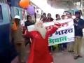 VIDEO- सांताक्लॉजने दिला स्वच्छ रेल, स्वच्छ भारतचा संदेश! - Marathi News | VIDEO - Santa Claus gave clean rail, clean India message!-1 | Latest maharashtra Videos at Lokmat.com