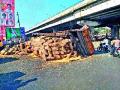 ट्रक उलटल्याने वाहतूक ठप्प - Marathi News | Traffic jam due to truck reversal | Latest nashik News at Lokmat.com