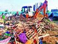 वडाळा-पाथर्डी रस्त्यावरील झोपडपट्टी मनपाने हटविली - Marathi News | The slum on Wadala-Pathardi road was removed | Latest nashik News at Lokmat.com