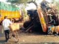 आर्णीजवळ ट्रक अपघातात दोन गंभीर - Marathi News | Two seriously in truck accident near Arnie | Latest yavatmal News at Lokmat.com
