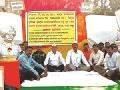 ‘युरोटेक्स’ विरोधात कामगारांचे आमरण उपोषण - Marathi News | Workers' hunger strike against 'Eurotex' | Latest kolhapur News at Lokmat.com