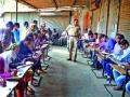 विना हेल्मेट दुचाकीस्वारांची ‘शाळा’ - Marathi News | 'Helmet' two-wheelers 'school' | Latest nashik News at Lokmat.com