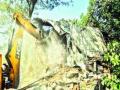 वडाळे तलावाजवळील घर पालिकेने तोडले - Marathi News | The municipal corporation broke the house near the Wadale lake | Latest navi-mumbai News at Lokmat.com