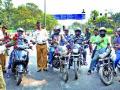 वाहतूक पोलिसांनी दिले तिळगूळसह गुलाबपुष्प - Marathi News | Gulab Pusp with Tilgul, provided by the traffic police | Latest nashik News at Lokmat.com