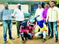 मोटारसायकलस्वारास लुटणाऱ्या चोरट्यांना अटक - Marathi News | Stolen robberies stolen from motorbike | Latest nashik News at Lokmat.com